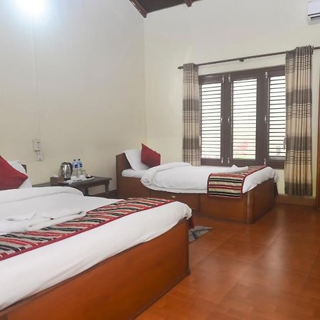 Unique Wild Resort Sauraha Esterno foto
