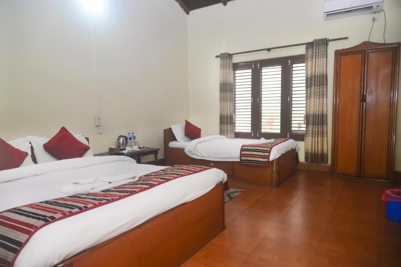 Unique Wild Resort Sauraha Esterno foto
