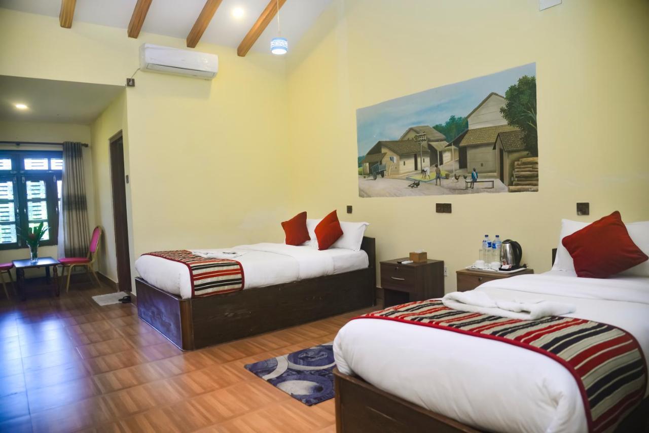 Unique Wild Resort Sauraha Esterno foto