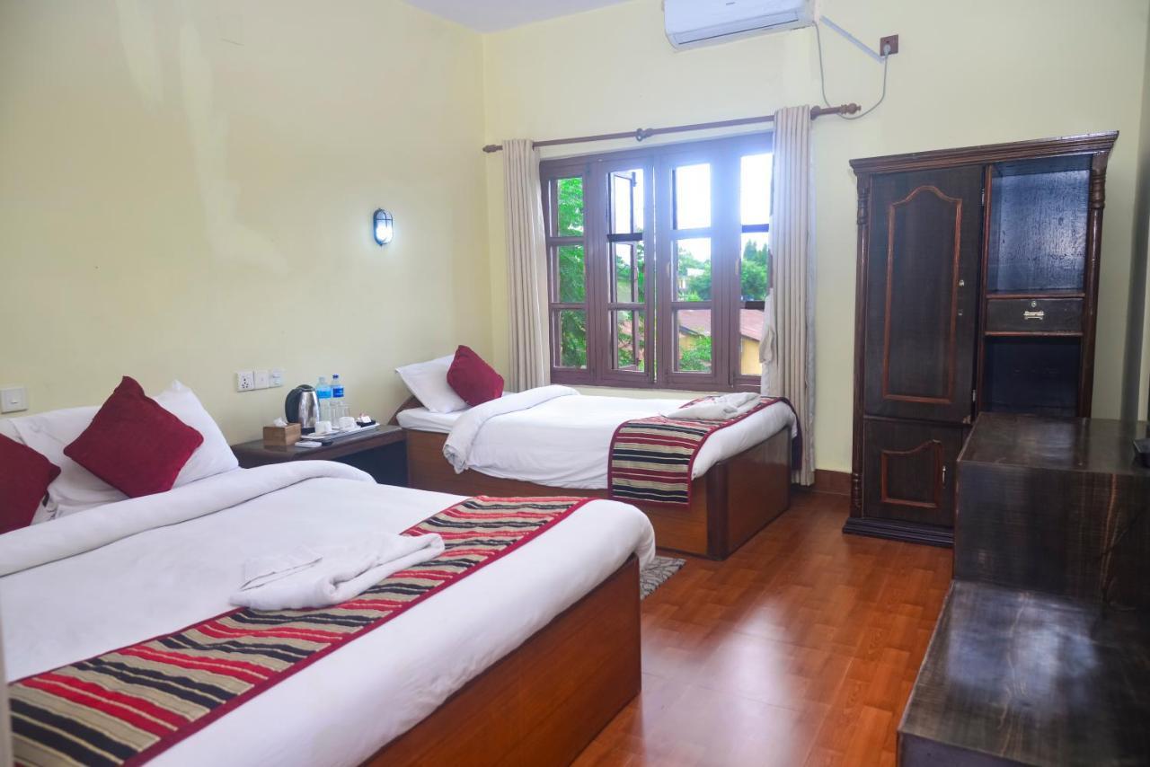 Unique Wild Resort Sauraha Esterno foto