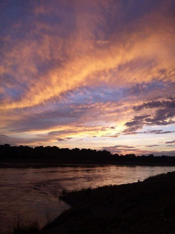 Unique Wild Resort Sauraha Esterno foto
