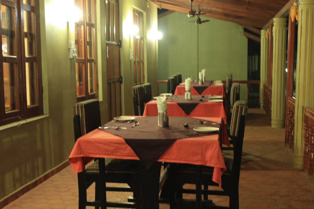 Unique Wild Resort Sauraha Esterno foto