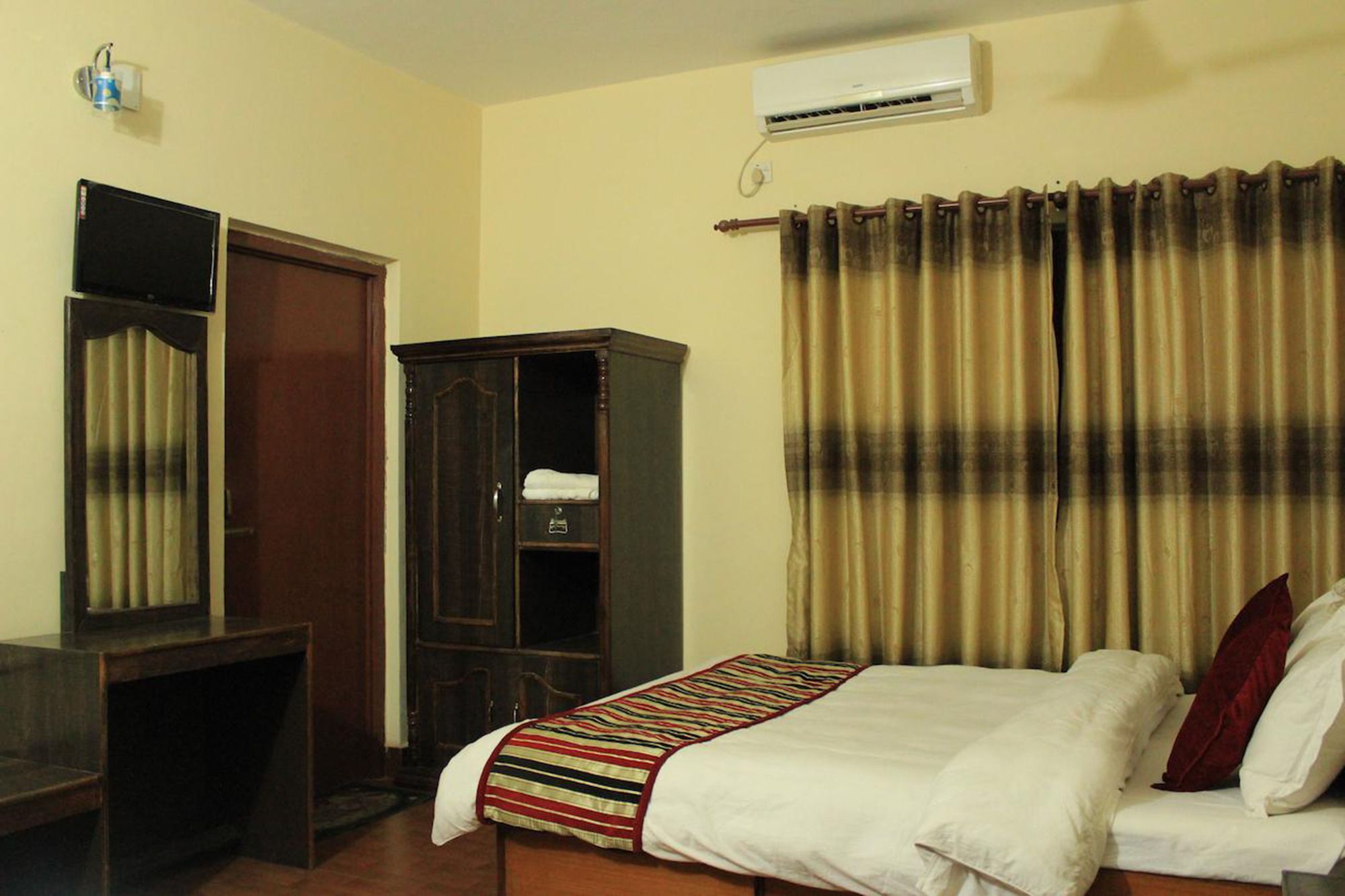 Unique Wild Resort Sauraha Esterno foto